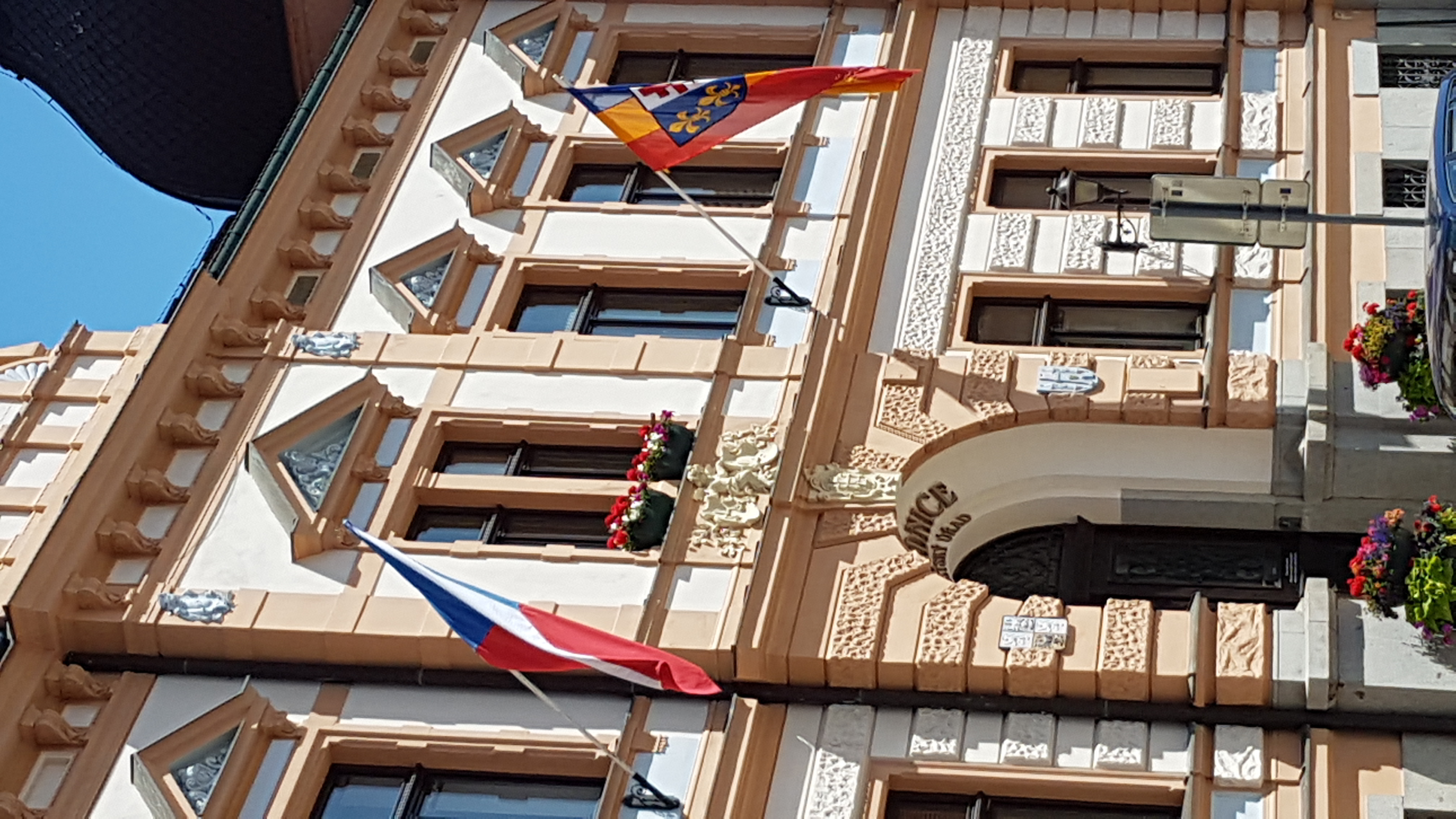 Rathaus der Stadt Dobrany mit den Flaggen der befreundeten Kommunen