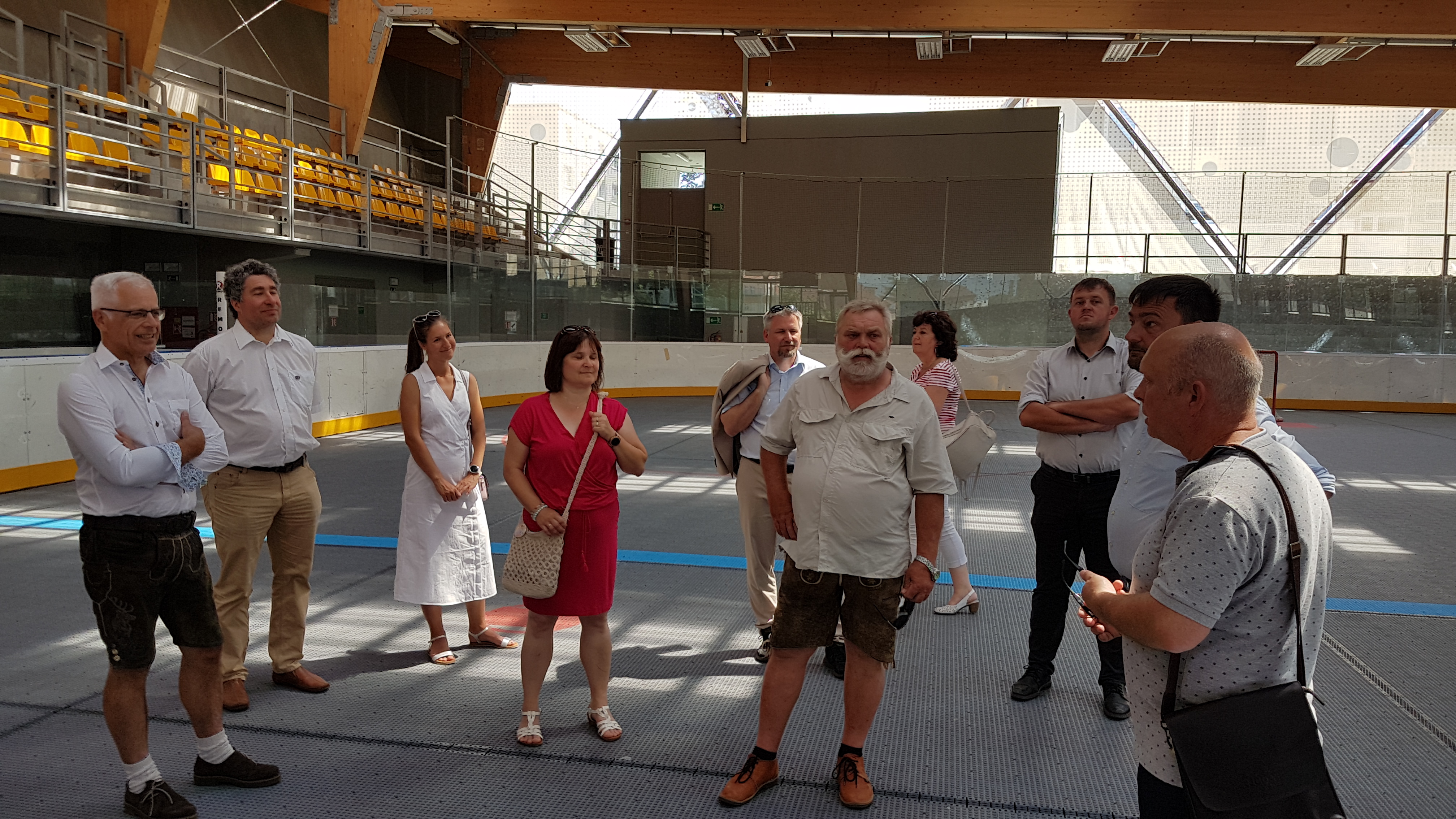 Im neuen Hockeystadion erklärt Dolmetscher Duchek die Bedeutung des Hockeysports in Tschechien